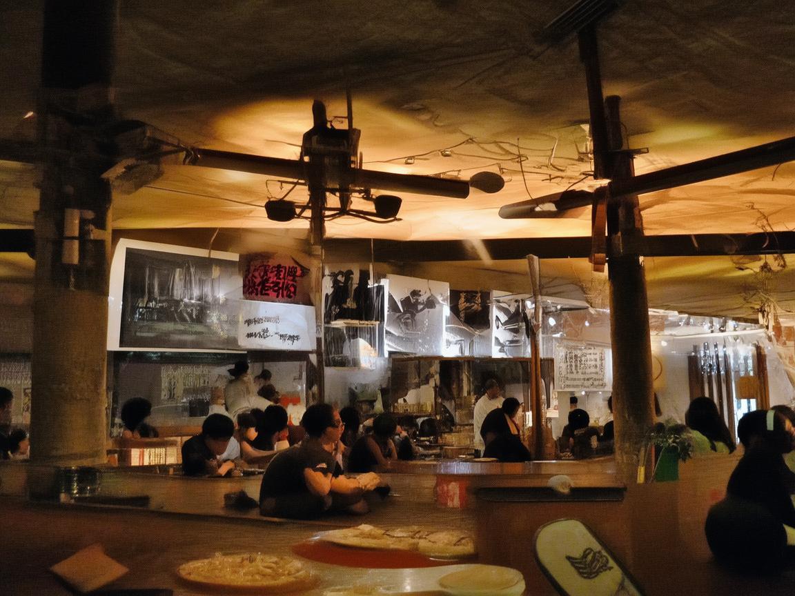 美食街小吃车，旋律与味觉的交响乐章