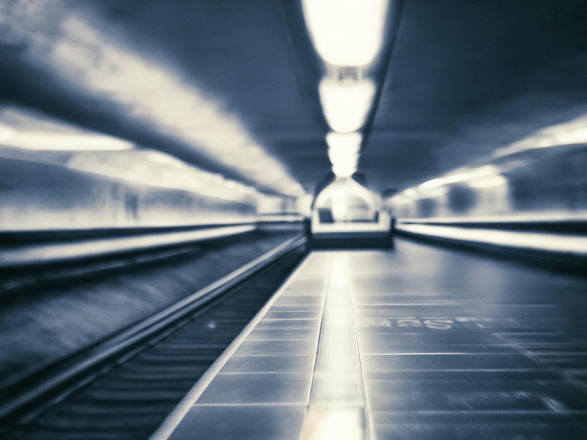 地铁站月台，交织的音乐诗篇